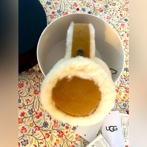 Ugg Chestnut Bluetooth Sheepskin Leather Earmuffs New in the Box